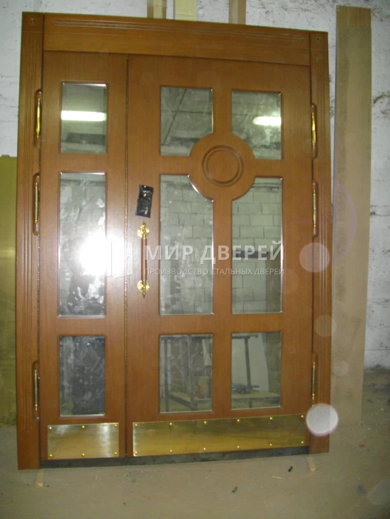 Широкая дверь со стеклопакетом и отбойником - фото