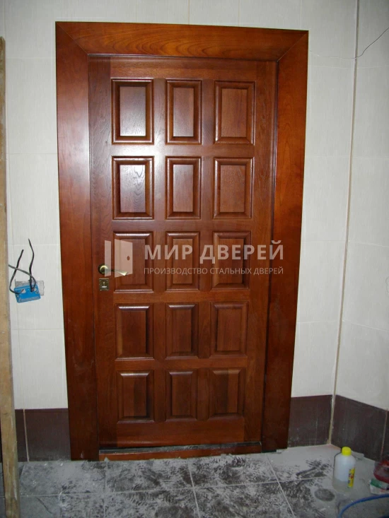 Филёнчатая дверь для дома - фото