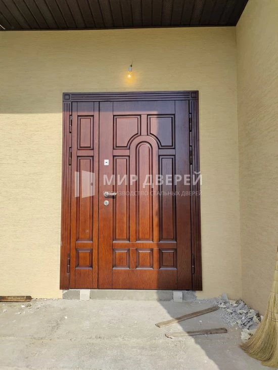 Двупольная дверь в частный дом - фото