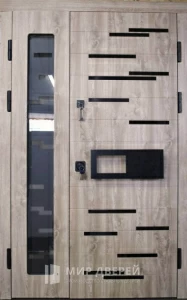 Двустворчатая входная дверь с большой ручкой и чёрной фурнитурой №23 внешняя - фото